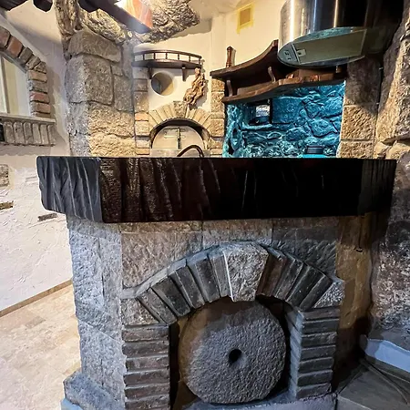 Old House * Njivice